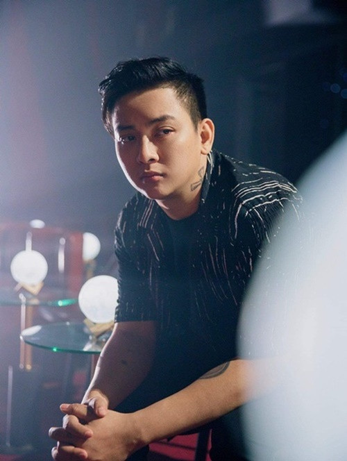 Tháng 10/2022, ca sĩ Hoài Lâm trở lại sân khấu khi xuất hiện trong đêm nhạc Hoa nở không màu tại Đà Lạt. Sau đó, Hoài Lâm liên tục chạy show. Mới đây, anh tạm dừng hoạt động nghệ thuật và hủy show những tháng tới. Ảnh: Vietnamnet.