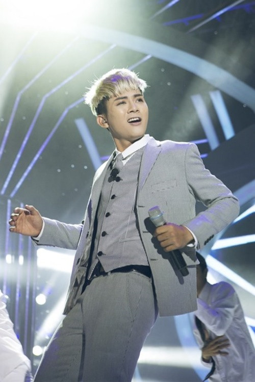 Năm 2014, tham gia Gương mặt thân quen, Hoài Lâm hóa thân xuất sắc Sơn Tùng M-TP, nghệ nhân Hà Thị Cầu, nghệ sĩ cải lương Thanh Nga. Trong chung kết, con nuôi Hoài Linh giành giải quán quân. Ảnh: Dân Việt.