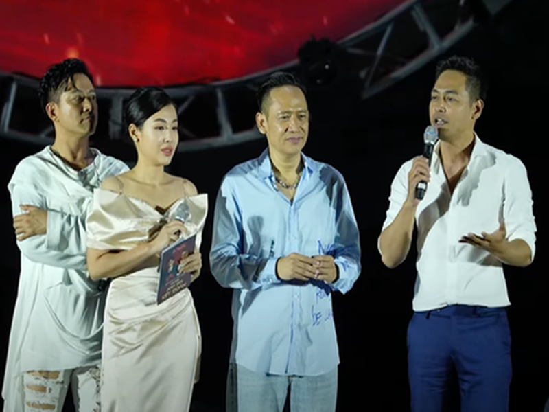 Trong liveshow, MC Phan Anh không chỉ có mặt ở hàng ghế khán giả mà còn lên sân khấu trò chuyện cùng Duy Mạnh và Tuấn Hưng. Trước đó, Duy Mạnh bày tỏ mong muốn Phan Anh tham gia đêm nhạc gây quỹ ủng hộ bà con vùng lũ. Phía Phan Anh đã từ nước ngoài về Việt Nam để có mặt trong show. Ảnh: Người Đưa Tin.