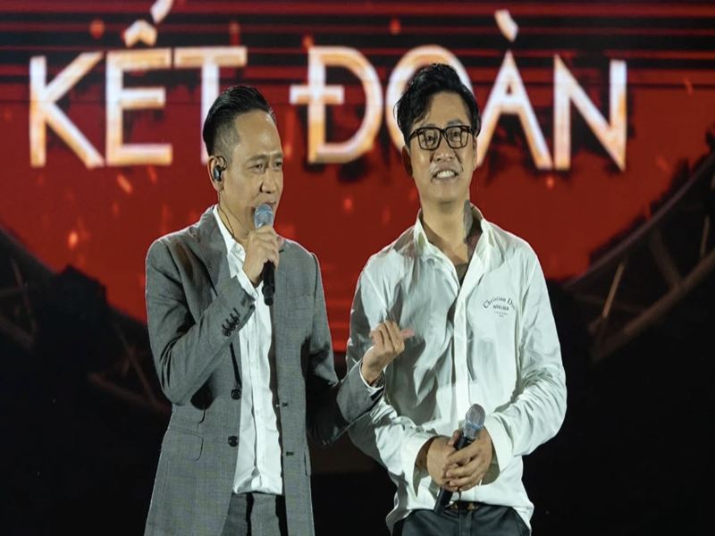 Mở đầu đêm nhạc, Tuấn Hưng chỉnh sửa lời bài hát Vẫn nhớ để trêu Duy Mạnh. Tuấn Hưng hát: “Hãy bước đi và đừng nghĩ suy. Dù cho anh trêu đùa em trên Facebook của anh. Dù anh trêu em thật dai, thật dai. Suốt mấy năm qua… Sẽ mãi mơ để biết tìm đâu…”. Ảnh: Vietnamnet.