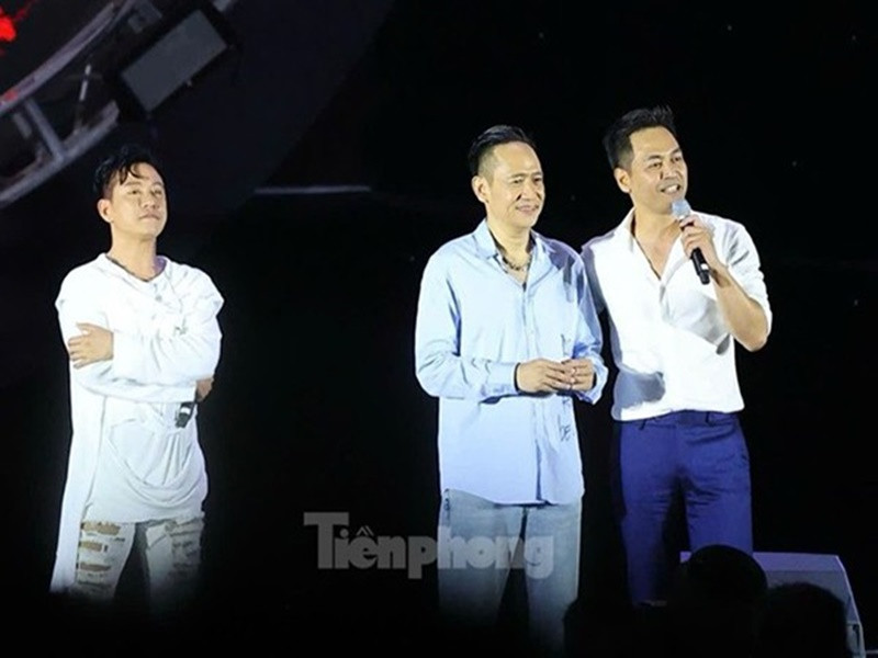 Trước đêm nhạc, Phan Anh và Duy Mạnh hóa giải hiểu lầm giữa hai người. Cụ thể, Duy Mạnh cho rằng anh bị Phan Anh đá xéo trong một bài đăng của Tuấn Hưng. Phía Phan Anh khẳng định anh không có bất kỳ bình luận nào về Duy Mạnh. "Đó là hiểu lầm hoặc ai đó cắt ghép", nam MC phân trần với đàn anh. Ảnh: Tiền Phong.