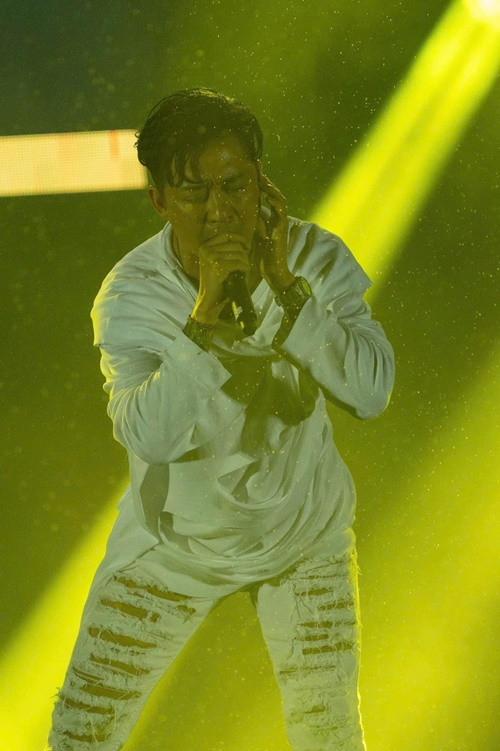 Liveshow Anh em kết đoàn của Tuấn Hưng - Duy Mạnh diễn ra vào tối ngày 21/9 bị lùi khoảng 1 tiếng đồng hồ do mưa. Ảnh: FB Tuấn Hưng.