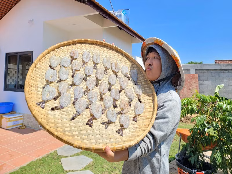 Nam diễn viên hài khoe tự làm tôm khô. Ảnh: FB Trường Giang.