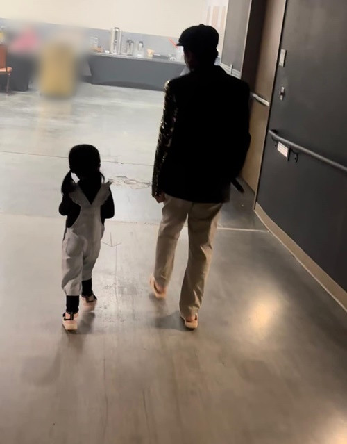 "Mười Khó" thường đi dép tổ ong, mặc đơn giản. Ảnh: FB Trường Giang.