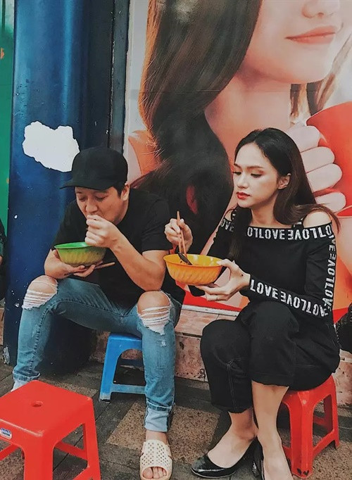 Trường Giang không ngại ngồi ăn vỉa hè. Ảnh: FB Hương Giang.
