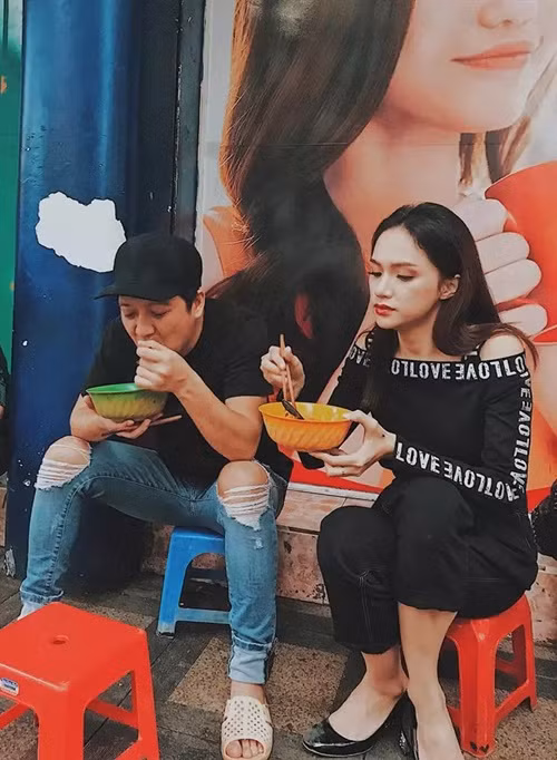Trường Giang không ngại ngồi ăn vỉa hè. Ảnh: FB Hương Giang.