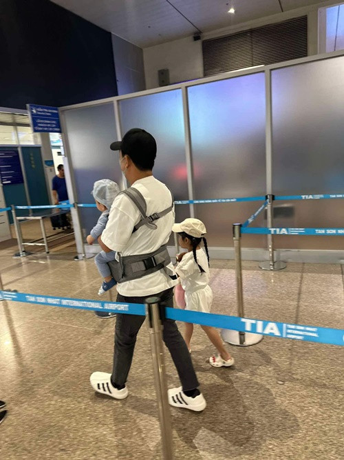 Nam diễn viên hài chăm sóc hai con trong một chuyến bay. Ảnh: FB Trường Giang.