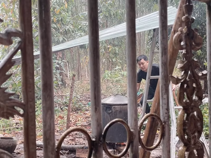 Về quê, Trường Giang nấu ăn bằng bếp củi. Ảnh: FB Nhã Phương.