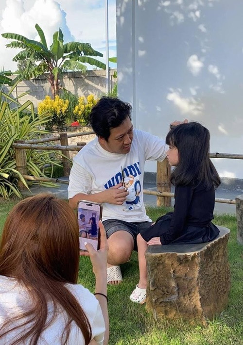 Mỗi khi bên vợ con, Trường Giang lại càng giản dị. Ảnh: FB Nhã Phương.