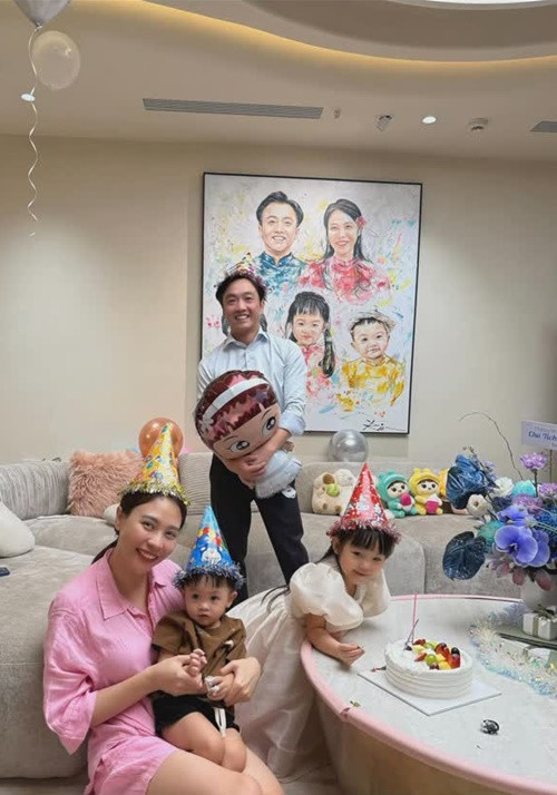 Cường Đô la cùng hai con tổ chức sinh nhật cho Đàm Thu Trang cách đây ít ngày tại nhà. Ảnh: Instagram Đàm Thu Trang