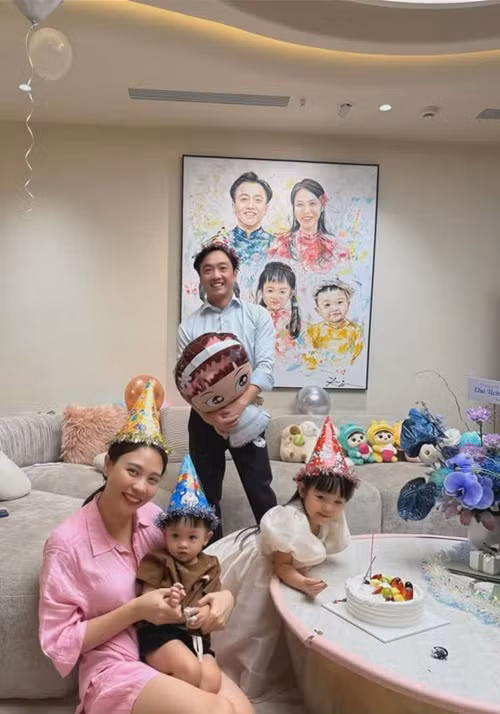 Cường Đô la cùng hai con tổ chức sinh nhật cho Đàm Thu Trang cách đây ít ngày tại nhà. Ảnh: Instagram Đàm Thu Trang