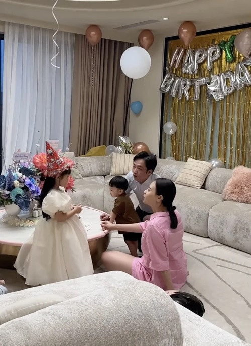 Đàm Thu Trang bất ngờ khi chồng con tự trang trí sinh nhật. Ảnh: Znews.