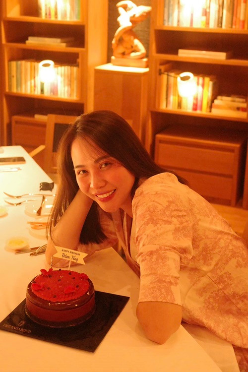 Nữ ca sĩ khoe hình ảnh rạng rỡ khi đón sinh nhật cùng bạn bè. Ảnh: FB Đàm Thu Trang.