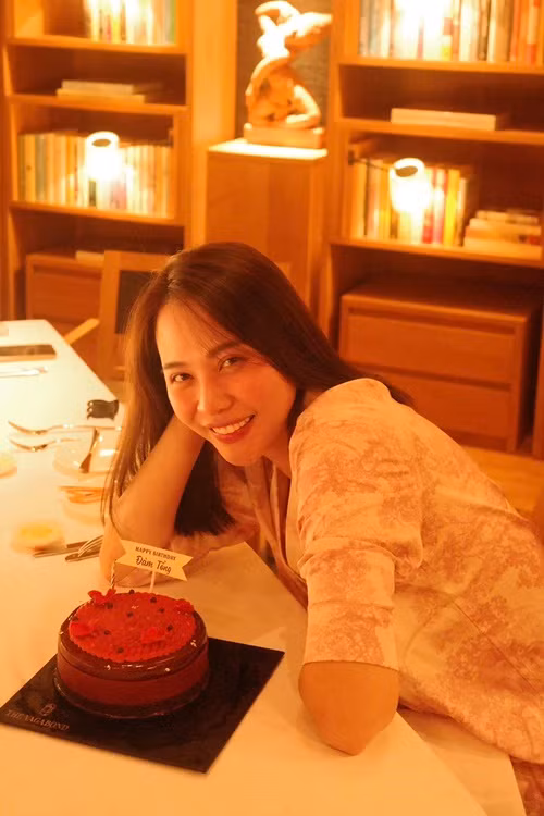 Nữ ca sĩ khoe hình ảnh rạng rỡ khi đón sinh nhật cùng bạn bè. Ảnh: FB Đàm Thu Trang.