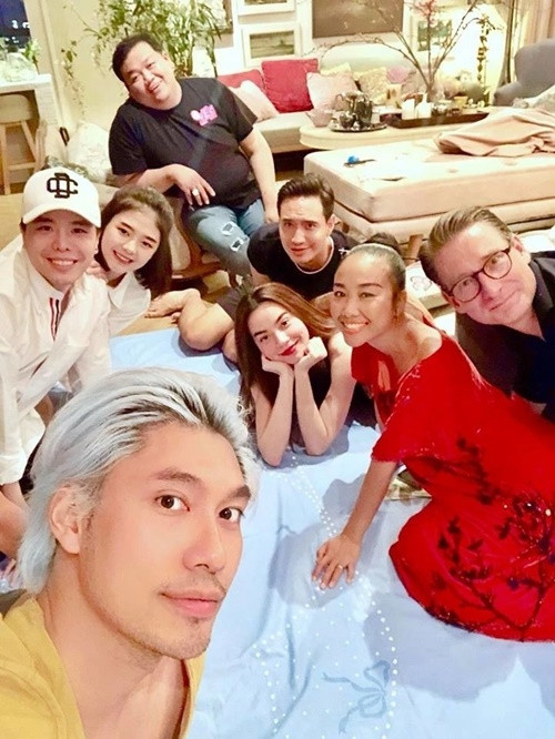 Dịp Tết Nguyên đán 2019, Trịnh Thăng Bình và Liz Kim Cương bên nhau trong các buổi gặp gỡ bạn bè. Ảnh: Znews.