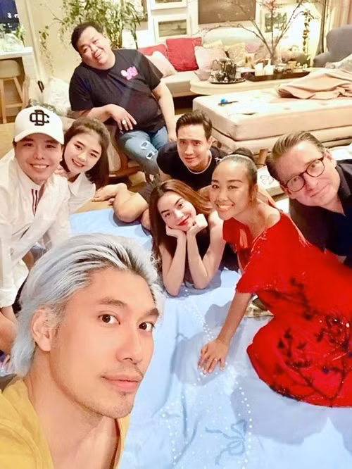 Dịp Tết Nguyên đán 2019, Trịnh Thăng Bình và Liz Kim Cương bên nhau trong các buổi gặp gỡ bạn bè. Ảnh: Znews.