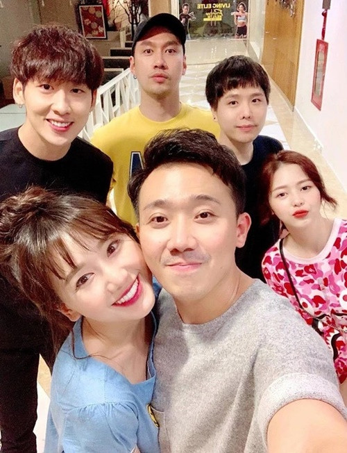 Bị nghi hẹn hò, cả hai khẳng định chỉ là đồng nghiệp. Theo Znews, Liz Kim Cương gọi Trịnh Thăng Bình là người bạn thân thiết bậc nhất trong cuộc sống. Còn Trịnh Thăng Bình cho biết, sau khi làm việc, người anh rủ đi ăn uống, xem phim nhiều nhất là Liz Kim Cương. Ảnh: Znews.