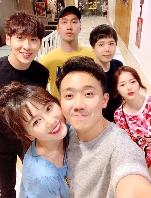 Bị nghi hẹn hò, cả hai khẳng định chỉ là đồng nghiệp. Theo Znews, Liz Kim Cương gọi Trịnh Thăng Bình là người bạn thân thiết bậc nhất trong cuộc sống. Còn Trịnh Thăng Bình cho biết, sau khi làm việc, người anh rủ đi ăn uống, xem phim nhiều nhất là Liz Kim Cương. Ảnh: Znews.