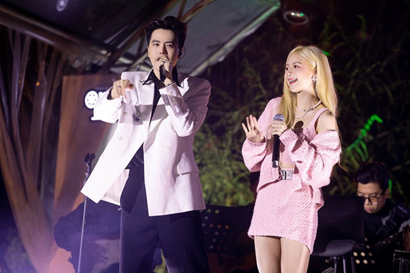 Trịnh Thăng Bình chia sẻ trên Tiền Phong, anh không cho Liz Kim Cương vay mượn tiền. Việc Liz Kim Cương trả 1,5 tỷ đồng là quá trình thanh lý hợp đồng nghệ sĩ với công ty mà Trịnh Thăng Bình là cổ đông. “Chúng tôi có sự hỗ trợ nhau trong cuộc sống, nếu có liên quan tới tiền bạc thì chỉ là tặng thôi”, nam ca sĩ giải thích. Ảnh: Người Đưa Tin.