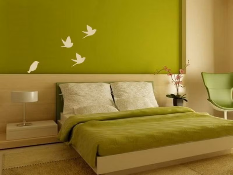 Bạn cũng có thể chọn màu sơn phòng ngủ theo mệnh. Người mệnh mộc hợp với màu xanh lục nhạt. Ngoài ra có thể kết hợp với màu xanh nước biển đậm.