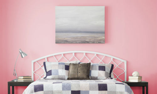 Chủ nhà mệnh hỏa có thể chọn màu hồng hoặc tím nhạt. Người mệnh Thổ nên sử dụng tông màu vàng đất hoặc nâu.