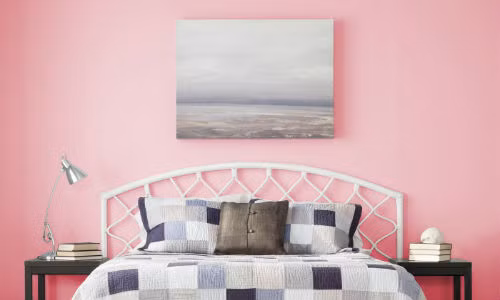 Chủ nhà mệnh hỏa có thể chọn màu hồng hoặc tím nhạt. Người mệnh Thổ nên sử dụng tông màu vàng đất hoặc nâu.