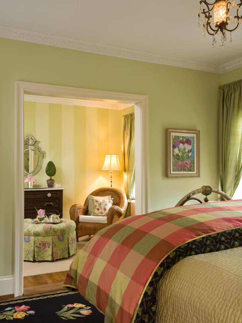 Màu sơn tường cũng phải có sự hài hòa với màu sắc của đồ nội thất như rèm cửa, ga trải giường, đệm, gối...Nó sẽ mang đến cảm giác dễ chịu, êm ái cho vợ chồng.