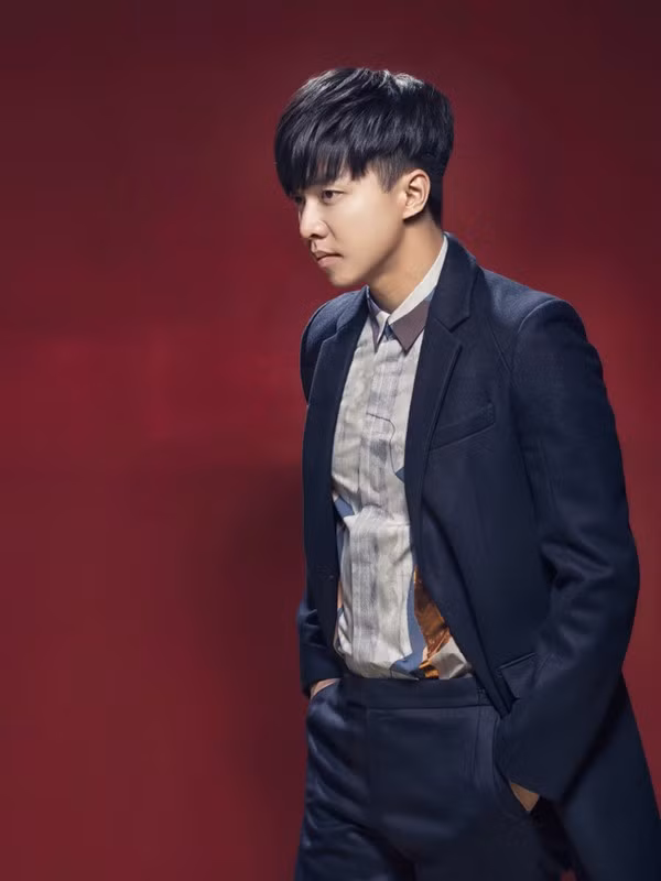 Nam ca sĩ Lee Seung Gi sang trọng khi diện vest tới sự kiện.