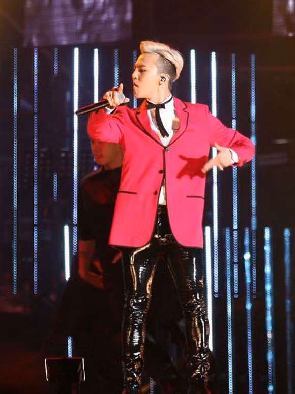 Nghệ sĩ G-Dragon yêu thích những bộ vest màu mè.