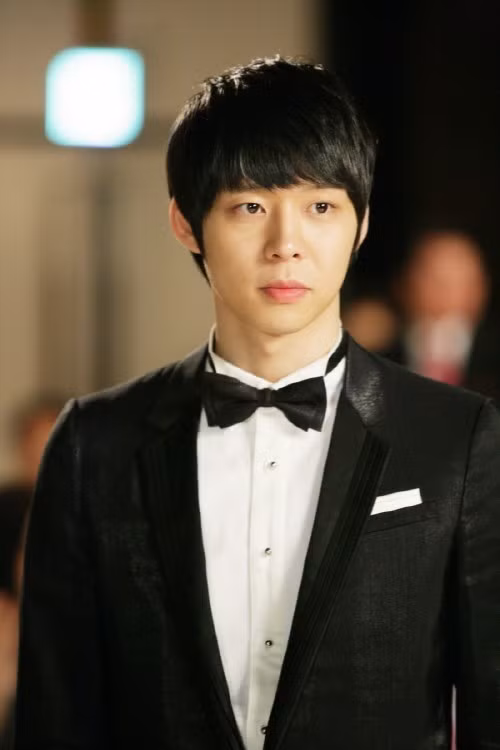 Chiếc nơ trước cổ tạo điểm nhấn ấn tượng cho Park Yoo Chun.
