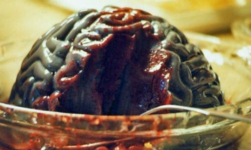 Các nội thị dùng chiếc búa ngà gõ vào đầu khỉ để làm chết, phủ trên đầu tấm lụa và chừa một lỗ nhỏ vừa đủ chiếc thìa chọc vào múc não khỉ. Não khỉ được dội qua nước sâm nóng cho tái và thưởng thức.