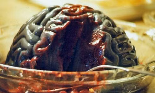 Các nội thị dùng chiếc búa ngà gõ vào đầu khỉ để làm chết, phủ trên đầu tấm lụa và chừa một lỗ nhỏ vừa đủ chiếc thìa chọc vào múc não khỉ. Não khỉ được dội qua nước sâm nóng cho tái và thưởng thức.