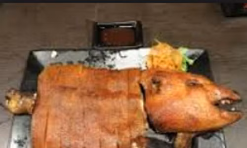 Sau khi mang về, heo được nuôi bằng thức ăn bổ dưỡng cho sinh sản. Đến đời thứ ba thì lấy heo sữa, ướp cùng dược liệu quý đem chưng cách thủy.