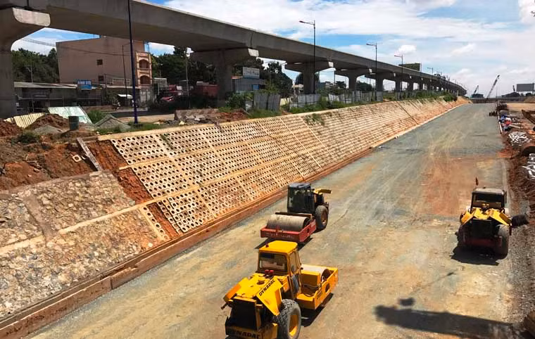 Ông Đông cho biết thêm, hạng mục hầm chui nay đã đạt khoảng 70%, các hạng mục quan trọng đã hoàn thành. Tuy nhiên, nhà thầu đang gặp khó khăn trong thi công do còn vướng khoảng 450m đoạn thuộc địa bàn quận 9 (TP HCM) chưa được bàn giao mặt bằng, điều này dẫn đến việc chưa thể thi công đoạn đường dẫn và cửa hầm.