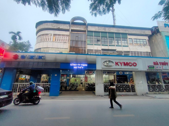 Tại nhà chuyên dùng số 281 Đội Cấn có mặt tiền lớn đang được sử dụng với nhiều chức năng kinh doanh khác nhau. 