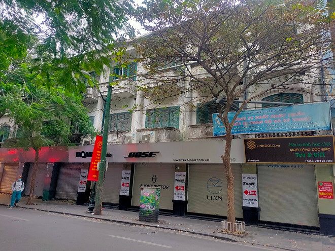 UBND TP Hà Nội cũng cho biết, Sở Xây dựng đã chủ trì cùng liên ngành kiểm tra công tác quản lý của Công ty Quản lý nhà Hà Nội và các xí nghiệp trực thuộc; đồng thời, kiểm tra hiện trạng các nhà chuyên dùng đang gặp tồn tại vướng mắc, vi phạm. Từ báo cáo của Công ty Quản lý nhà Hà Nội, Sở Xây dựng phối hợp với các đơn vị liên quan thống nhất phương án xử lý thu hồi đối với một số địa điểm nhà chuyên dùng có vướng mắc, vi phạm nổi cộm. 