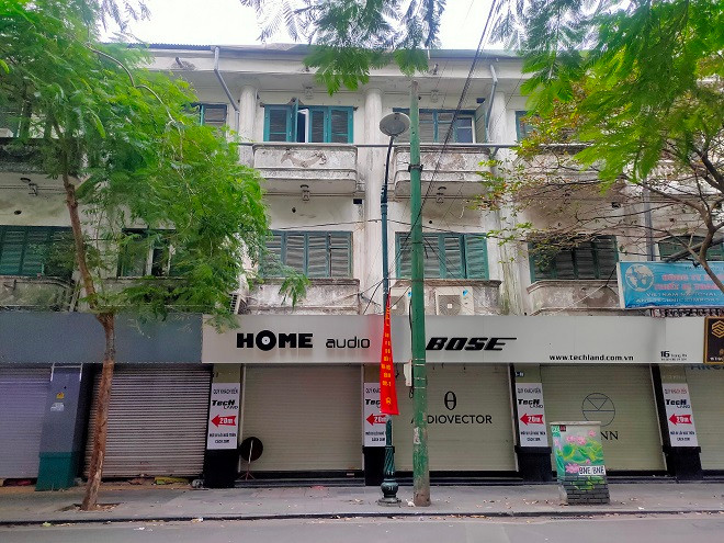 Theo lãnh đạo Công ty Quản lý nhà Hà Nội, sau khi thực hiện thông báo của thành phố gia hạn hoạt động thuê nhà đến hết năm 2018 thì xảy ra một số vướng mắc. Trong đó, có 357 điểm vi phạm, hình thành qua quá trình sử dụng, qua nhiều đơn vị quản lý, nguyên nhân chủ yếu sử dụng qua các thời kỳ bố trí cho người vào ở, liên doanh liên kết, cho thuê lại sai mục đích, sử dụng sai mục đích… Cụ thể, đứng đầu danh sách thu hồi là nhà chuyên dùng số 16 - 18 Tràng Thi (quận Hoàn Kiếm). Hiện tại mặt bằng tầng 1 ở đây trong tình trạng đóng cửa. 