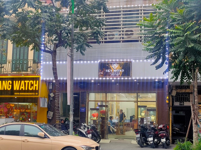 Địa điểm này đang được sử dụng làm nơi kinh doanh cửa hàng trang sức, đá quý. 