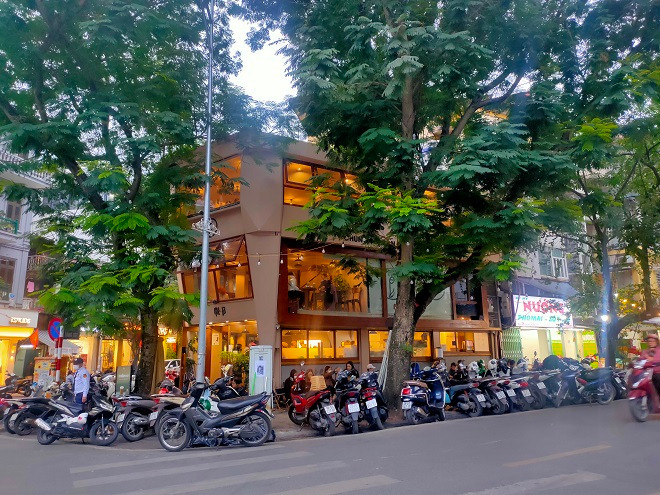 Tại số 25A Phùng Hưng (quận Hoàn Kiếm), hiện đang là nơi kinh doanh quán cà phê cũng nằm trong danh sách nhà chuyên dùng bị thu hồi. 