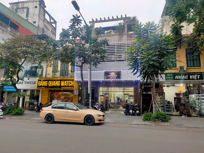 Tương tự, nhà chuyên dùng tại số 40 phố Huế (quận Hoàn Kiếm) đang được cơ quan chức năng xem xét, làm rõ việc quản lý, sử dụng để đề xuất phương án xử lý. 