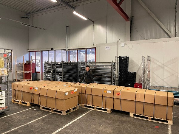 Nhà giàu chi trăm triệu mua thông tươi đi máy bay về Việt Nam - Hình 4 Nha giau chi tram trieu mua thong tuoi di may bay ve Viet Nam-Hinh-4