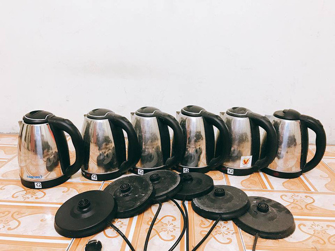 Nữ sinh viên cùng 6 chiếc ấm đun nước siêu tốc đã phải xếp xó.