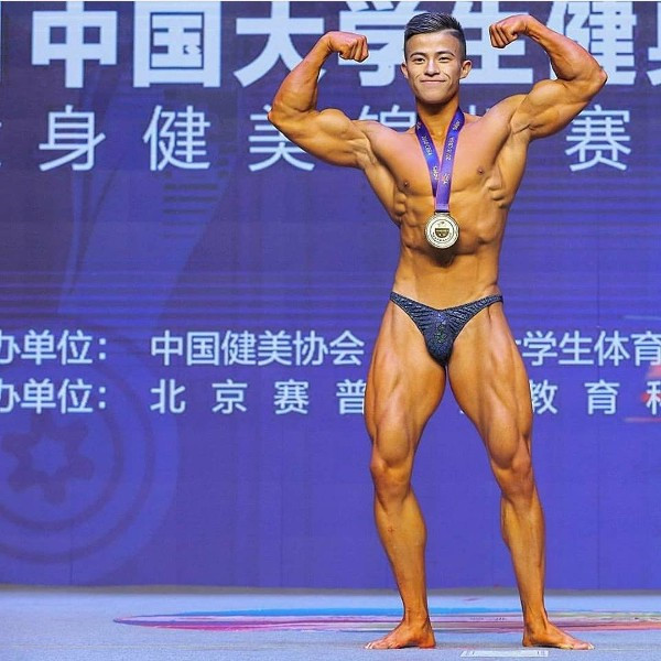 Nhờ ăn 70 lòng trắng trứng mỗi ngày, Zhang Nu xuất sắc giành chiến thắng trong cuộc thi thể hình dành cho sinh viên ở Trung Quốc.