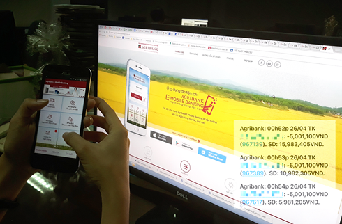Nhiều chủ tài khoản nhận được tin báo rút tiền dù thẻ nằm trong ví - Ảnh: VĨNH AN - Tuổi trẻ.
