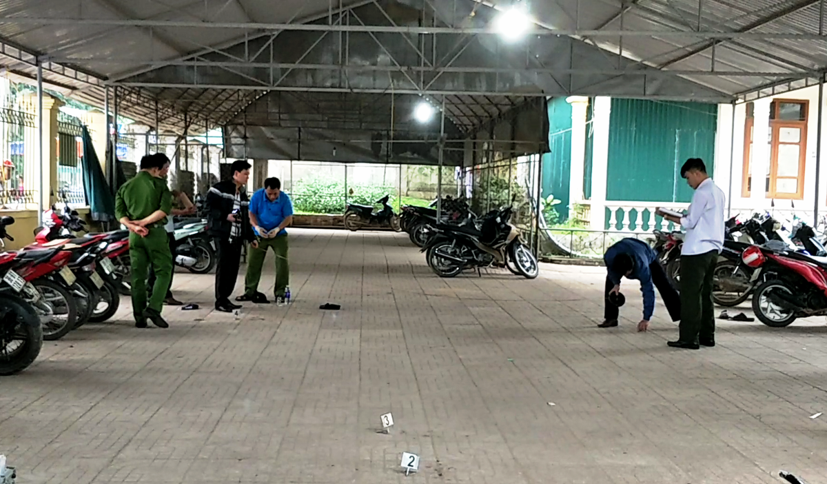 Lực lượng chức năng tiến hành khám nghiệm hiện trường vụ án.