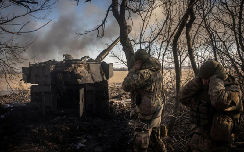 Do bị tổn thất tại Selidovo, Quân đội Nga biết rằng cuộc vây hãm này sẽ vô cùng khó khăn. Để giảm bớt tổn thất, Quân đội Nga đã thay đổi chiến thuật. Quân Ukraine không phải đã tập trung nhiều lực lượng ở Selidovo sao? Quân Nga đã đẩy thêm nhiều lính Ukraine về Seledovo. Khi tấn công các khu định cư lân cận, họ cố tình để lại một lỗ hổng, dồn toàn bộ binh lính Ukraine vào Selidovo. Ảnh: RT.