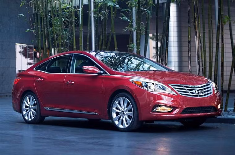 10. Hyundai Azera 2015 ($31,000): Các tính năng tiêu chuẩn c gồm 3.3L V-6 293hp động cơ, 6-tốc độ tự động truyền dẫn với tốc, 4 bánh phanh ABS (ABS)...