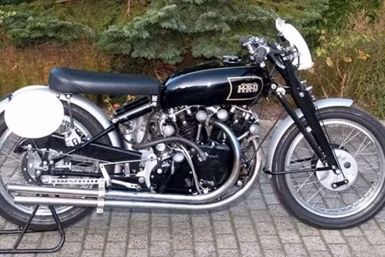  Nguyên mẫu Vincent Black Lightning đời 1948: Dòng xe nổi tiếng với tay đua huyền thoại Rollie Free. Năm 2011, một chiếc xe thuộc dòng này đã được bán với giá cao kỷ lục, lên tới 1 triệu USD.