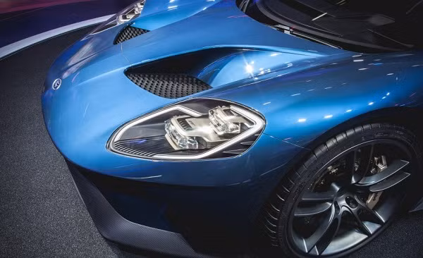 Không có động cơ điện: Phía trước chiếc GT này chỉ có bộ tản nhiệt, lỗ thông hơi và hệ thống treo trước pushrod-actuated. Chiếc xe không sở hữu động cơ điện, thay vào đó là động cơ EcoBoost với hệ thống hybrid.