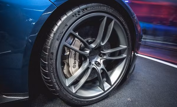 Bánh xe không tương xứng: GT được trang bị bánh xe nhôm bình thường, thay vì làm bằng sợi carbon siêu nhẹ như dòng Mustang Shelby GT350R. Tuy nhiên với tiêu chí giảm trọng lượng, Ford có lẽ sẽ cân nhắc điều này.